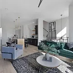 Holiday home The Sunflower - Mins To Broadway And Rooftop Patio!