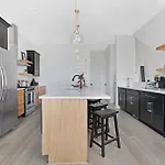 Holiday home The Sunflower - Mins To Broadway And Rooftop Patio! *