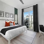 Holiday home The Sunflower - Mins To Broadway And Rooftop Patio! *