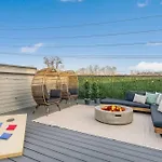 Holiday home The Sunflower - Mins To Broadway And Rooftop Patio!