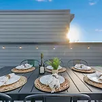 The Azalea - Walk To Dining & Nightlife, Rooftop! Holiday home