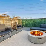 Holiday home The Azalea - Walk To Dining & Nightlife, Rooftop!