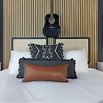 The Trillium - Beautifully Designed With Rooftop Holiday home