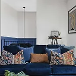 The Trillium - Beautifully Designed With Rooftop Holiday home *