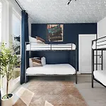 The Trillium - Beautifully Designed With Rooftop Holiday home *