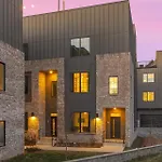 24k Escape - Rooftop Oasis, 3 Miles To Broadway! Holiday home