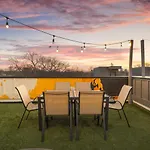 24k Escape - Rooftop Oasis, 3 Miles To Broadway! Holiday home *