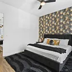 Holiday home 24k Escape - Rooftop Oasis, 3 Miles To Broadway! *