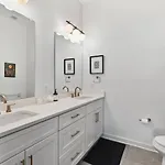 24k Escape - Rooftop Oasis, 3 Miles To Broadway!