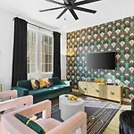 24k Escape - Rooftop Oasis, 3 Miles To Broadway! Holiday home *