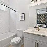 24k Escape - Rooftop Oasis, 3 Miles To Broadway!