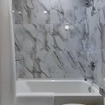Holiday home Modern East Townhome & Garage *