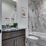 Charming East Nash Retreat, Walk To Dining Faves, Cozy Den, Workspace And Smart Tvs, Plush Velvet Sofa, Full Kitchen & Garage, Near Mas Tacos & Five Points, 10 Min To Broadway, 24 Hr Hospitality