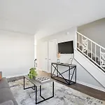 Brentwood U7 I Cozy & Comfy I 2bd I Free Parking Apartment *
