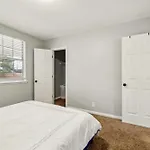 Brentwood U2 I Cozy & Comfy I 2bd I Free Parking *