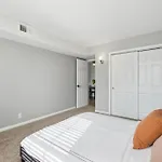 Brentwood C2 I Cozy & Comfy I 1bd I Free Parking Apartment