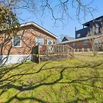 Family Friends And Free Parking Close To Downtown