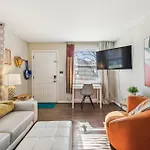 Family Friends And Free Parking Close To Downtown Holiday home *