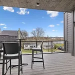 Holiday home Upscale Multi-level Rooftop & Game Fun *
