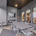 Upscale Multi-level Rooftop & Game Fun Holiday home Nashville