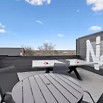 Upscale Multi-level Rooftop & Game Fun Holiday home *