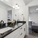 Holiday home 1st Flr Escape Downtown & Spots
