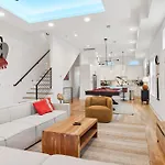 Stylish Multi-level Retreat Rooftop & Pool Table Holiday home