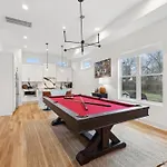 Holiday home Stylish Multi-level Retreat Rooftop & Pool Table