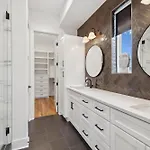 Stylish Multi-level Retreat Rooftop & Pool Table Holiday home