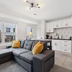 Holiday home Stylish Multi-level Retreat Rooftop & Pool Table
