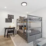 Stylish Multi-level Retreat Rooftop & Pool Table Holiday home *
