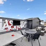 Holiday home Stylish Multi-level Retreat Rooftop & Pool Table *