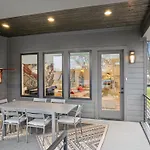 Stylish Multi-level Retreat Rooftop & Pool Table Holiday home *