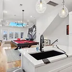 New Modern Multi-level Pooltable & Rooftop Holiday home *