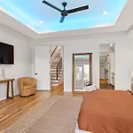 Holiday home New Modern Multi-level Pooltable & Rooftop