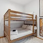 Holiday home New Modern Multi-level Pooltable & Rooftop