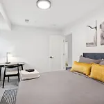 Holiday home New Modern Multi-level Pooltable & Rooftop