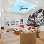 New Modern Multi-level Pooltable & Rooftop Holiday home