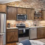 Rustic Western - Walk To Bars, Coffee And Restaurants Holiday home *