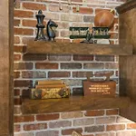 Rustic Western - Walk To Bars, Coffee And Restaurants Holiday home *