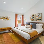 Mid-century Modern Near Restaurants, Coffee And Bars Holiday home