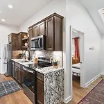 Holiday home Chic And Cozy - Walk To Bars, Coffee, And Restaurants *