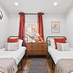 Holiday home Chic And Cozy - Walk To Bars, Coffee, And Restaurants *