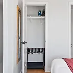 Chic And Cozy - Walk To Bars, Coffee, And Restaurants Holiday home