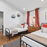Holiday home Chic And Cozy - Walk To Bars, Coffee, And Restaurants *