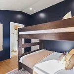 Chic And Cozy - Walk To Bars, Coffee, And Restaurants Holiday home Nashville