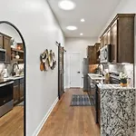 Chic And Cozy - Walk To Bars, Coffee, And Restaurants Holiday home