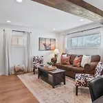 Holiday home Chic And Cozy - Walk To Bars, Coffee, And Restaurants