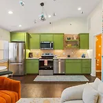 Fun And Fabulous - Walk To Bars, Coffee And Restaurants Holiday home Nashville