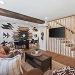 Chic And Cozy - Walk To Bars, Coffee, And Restaurants *